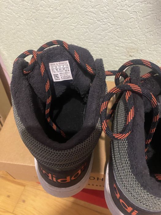 Продам зимні кросівки Adidas