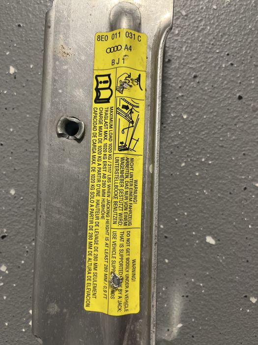 Aluminiowy dodnośnik Audi A4