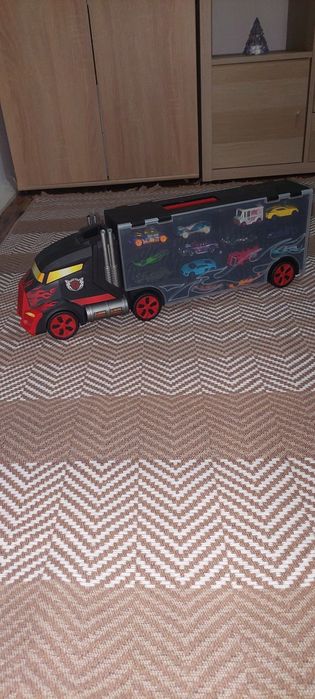 Camião transportador de carros e pista