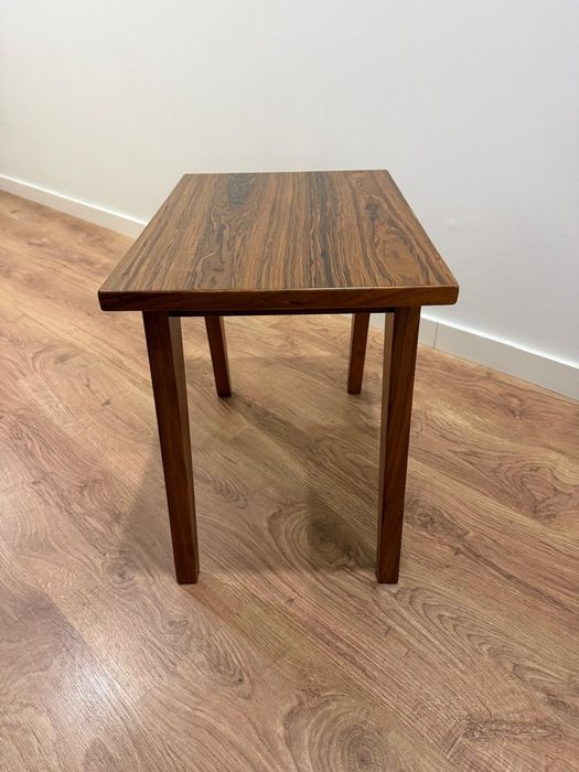 Mesa de apoio em folha de casca de carvalho