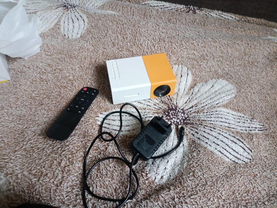 Міні-проектор YG 300 LED б/у з комплектом