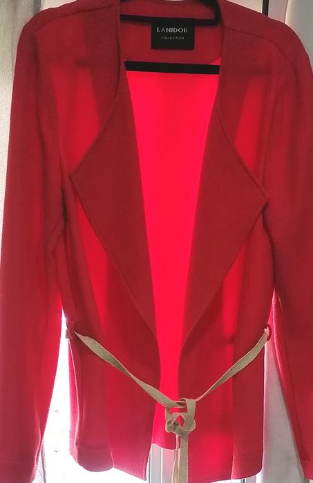 Casaco /blazer de cor coral.