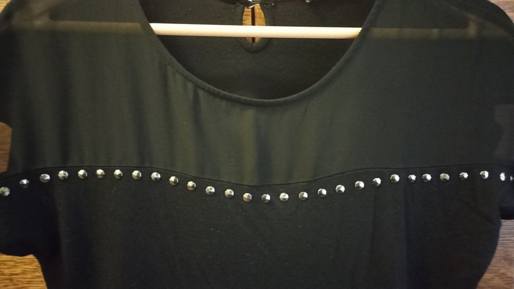 Жіноча блузка з камінчиками.