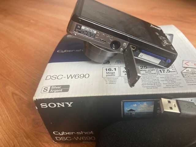 Câmara Digital Sony Cyber-shot DSC-W690 Prata com acessórios