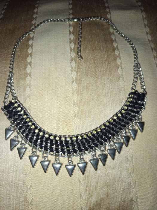 Naszyjnik w kolorze czarnym i srebrnym, efektowny!