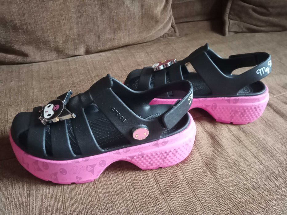 Crocs Stomp Sandal Hello Kitty & Friends, My Melody & Kuromi 37-38 W7