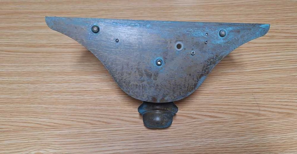 Aplique de sala em vidro fosco (Concha) e estrutura em metal