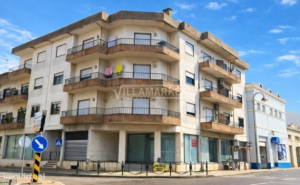Loja da banca com 330m² situada em Rossio a Sul do Tejo junto a Estrad