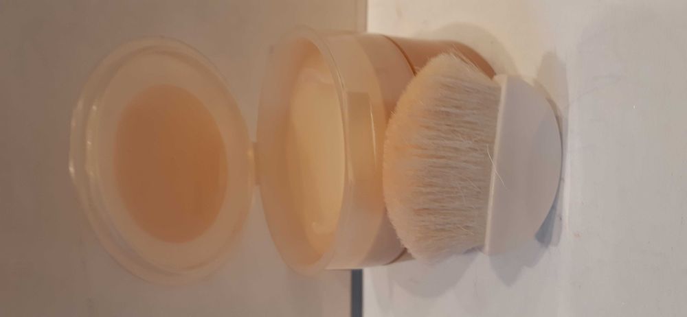 Puder REVLON z pędzelkiem  Skinlights 01 Golden light UZYWANY