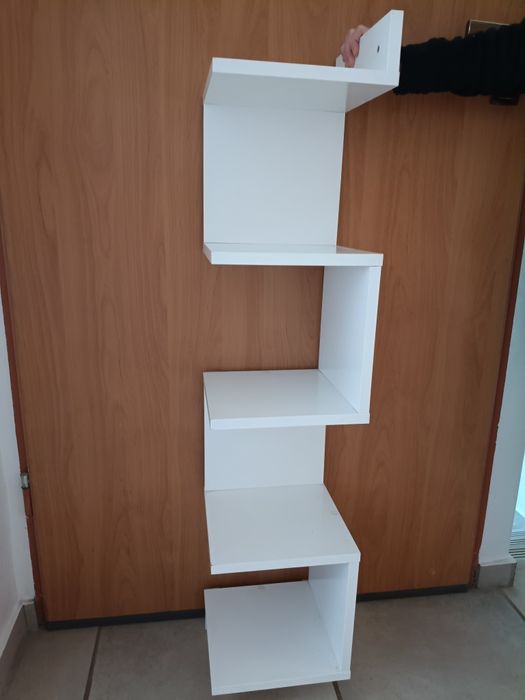 Biała ścienna półka na książki itp