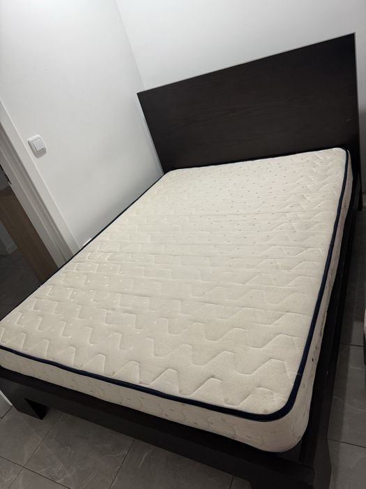 Cama de Madeira colchao e estardo