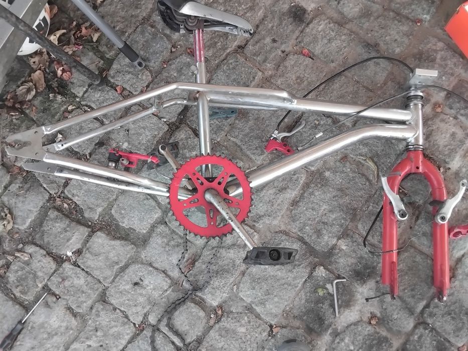 Dois quadros de bicicleta