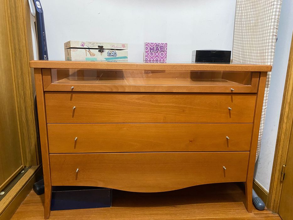 Cómoda em cerejeira