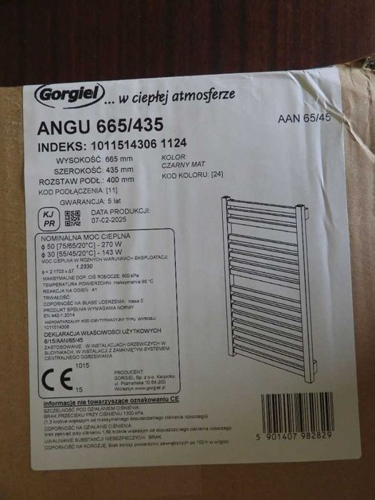 Grzejnik łazienkowy Angu 665/435 czarny mat