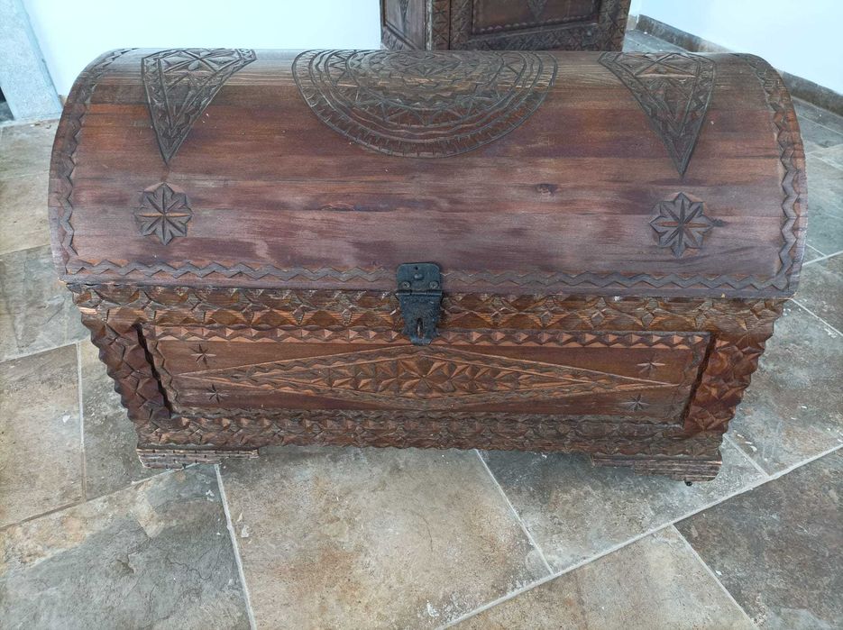Baú de madeira maciça “vintage”