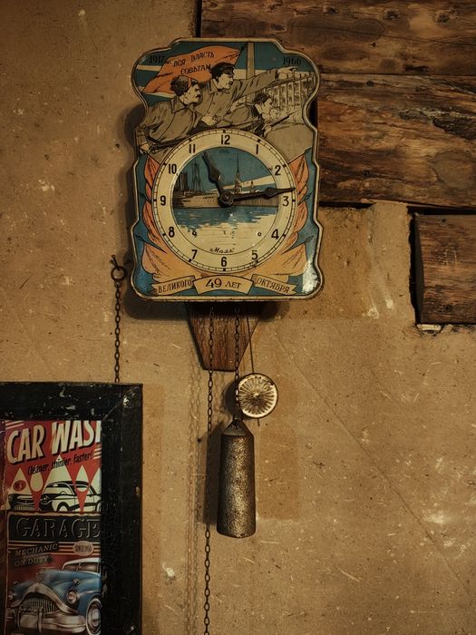 Настінний годинник типу "ходики" . 49років...
