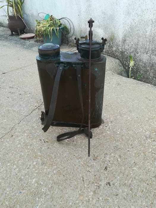 Pulverizador em cobre muito antigo com alças em pele