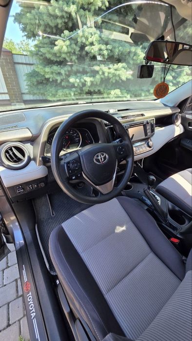 Продам toyota rav4 2015