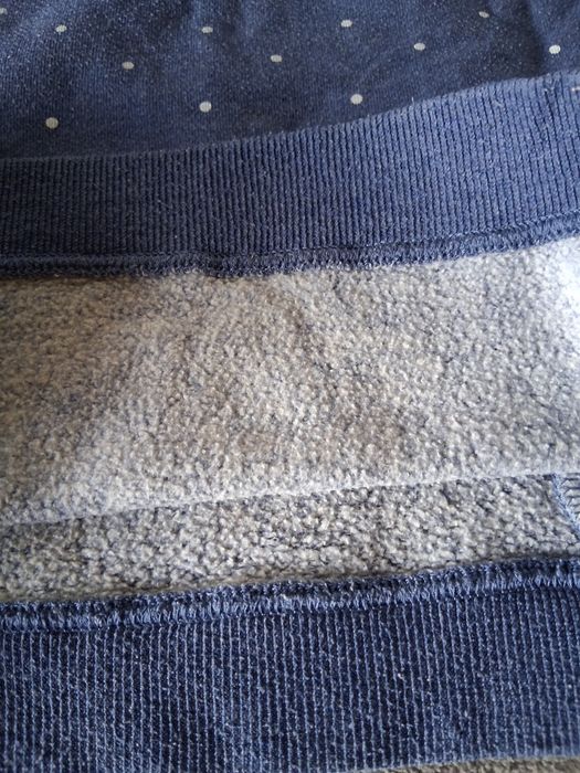 Sweatshirt/moletom curta, com capuz e pelo interior.