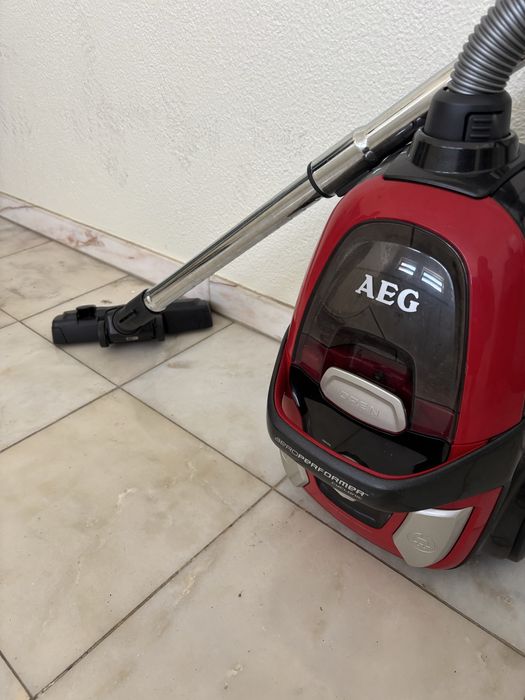 Aspirador AEG com acessórios