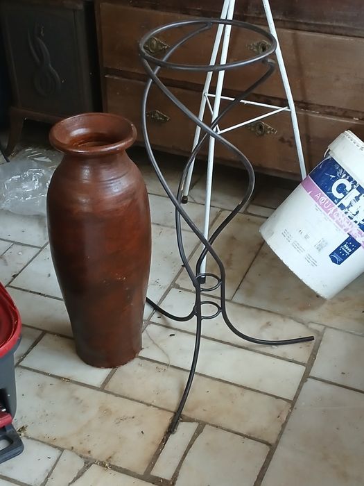 Jarrão em barro com armação de ferro
