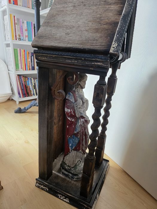 Stara, retro kapliczka święta, drewniana, święta figura, Jezus,