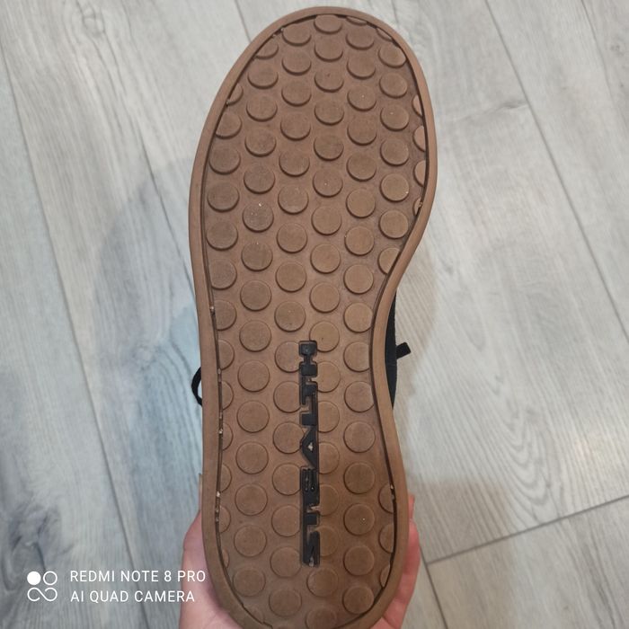Кросівки adidas.