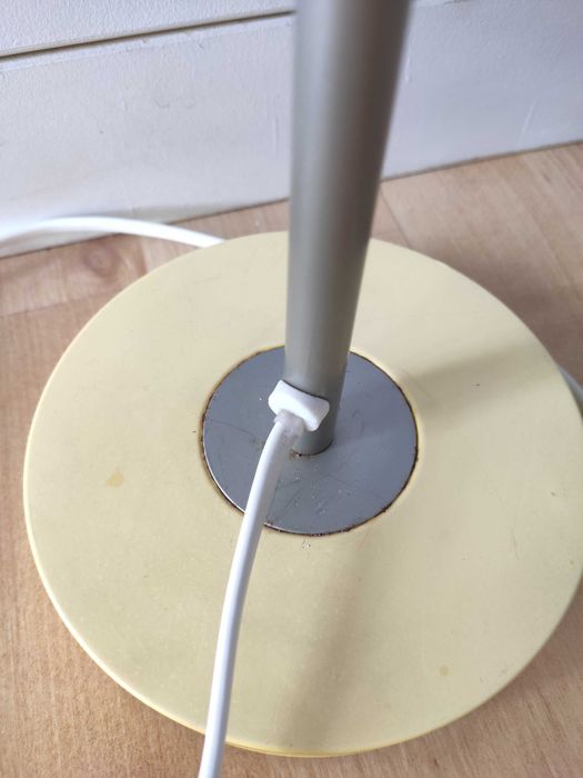 Żółta lampka biurkowa z Ikei