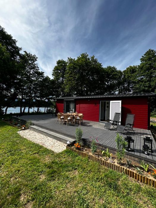 Czerwony DOMEK NAD JEZIOREM nad linią brzegową z prywatną balią i dużą sauną Przystanek Krąg