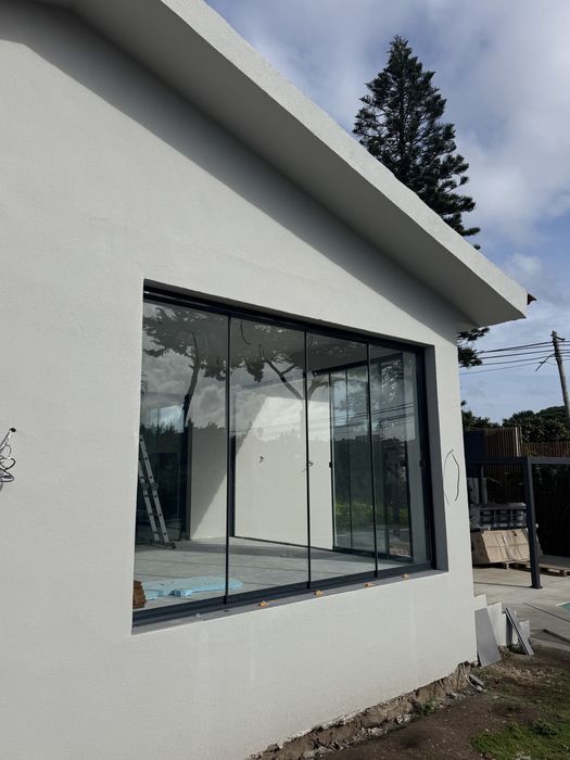 JCampos - Caixilharia / Serralharia / Guarda corpos em vidro