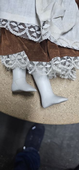 Boneca antiga em cerâmica