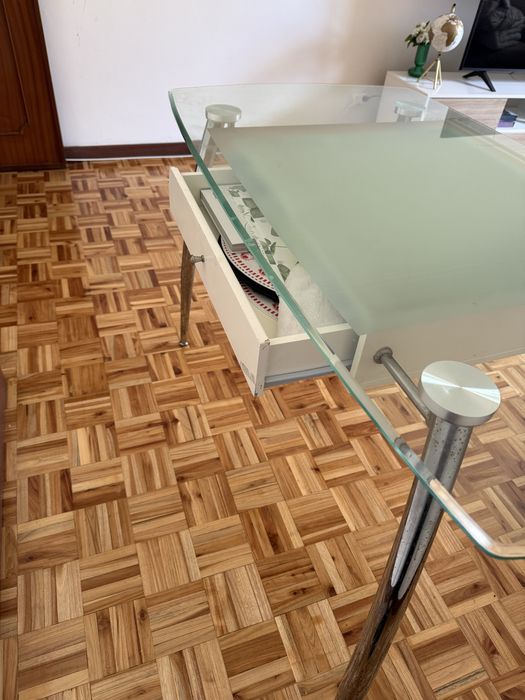 Mesa pequena de vidro
