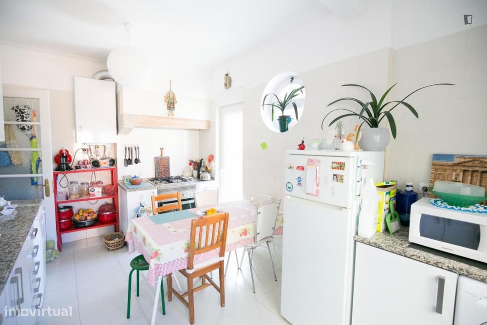 Quarto - localizado em Campolide Lisbon