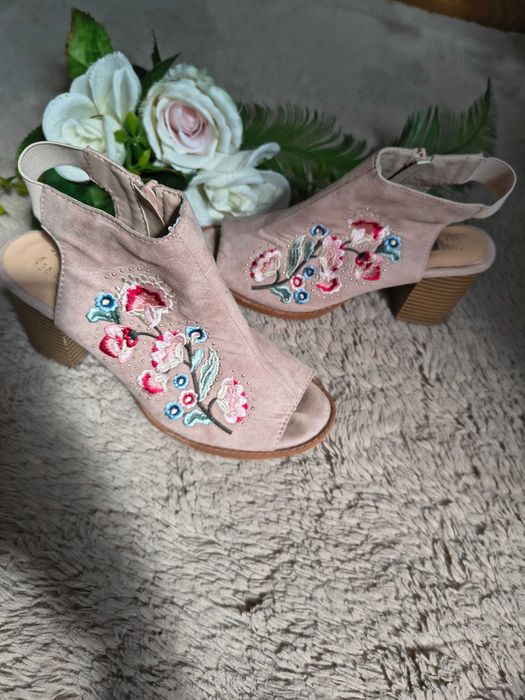 Sandały Primark hafty rozm.37