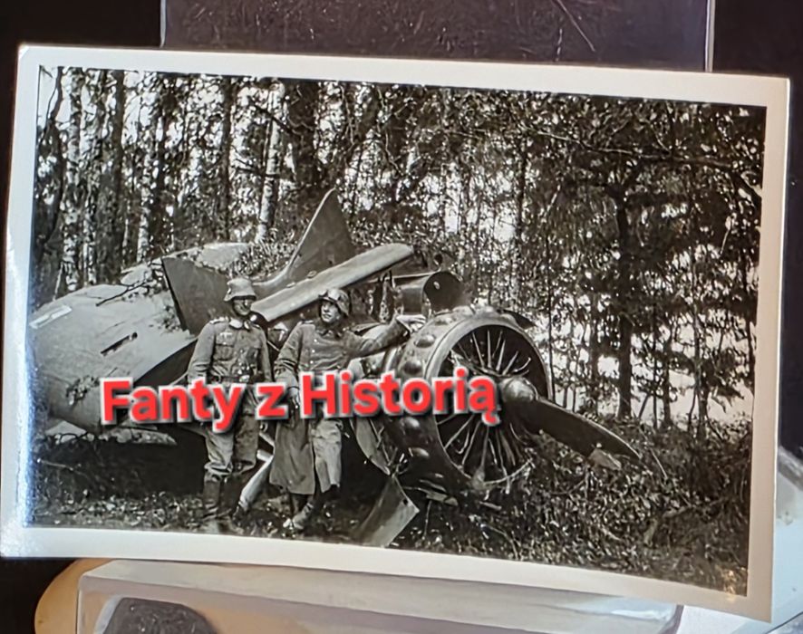 Zdjęcie na tle wraku samolotu Czapla 3 Rzesza Wehrmacht