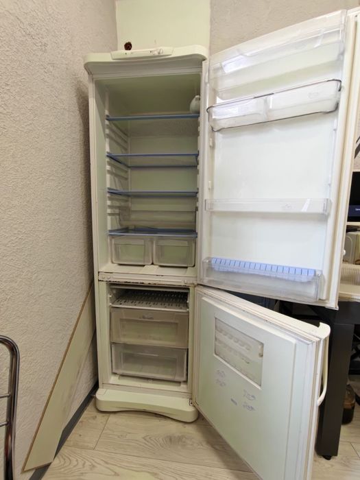 Продам холодильник indesit 185 см