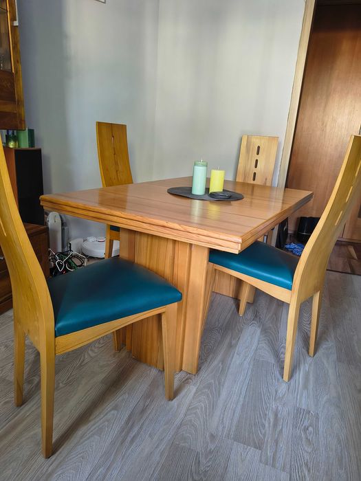 Duży stół rozkładany i 4 krzesła, wartość nowego zestawu 6500 zł