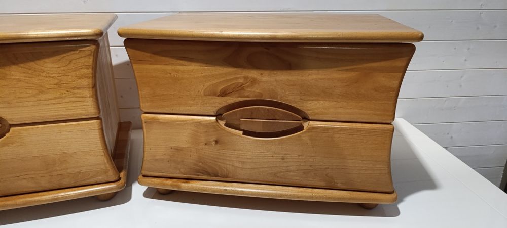 Szafki nocne z litego drewna.