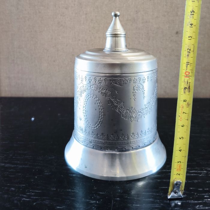 Antigo recipiente metálico