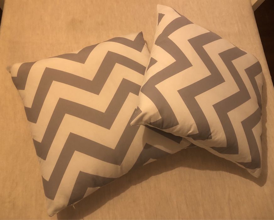 Almofadas cinza e branca