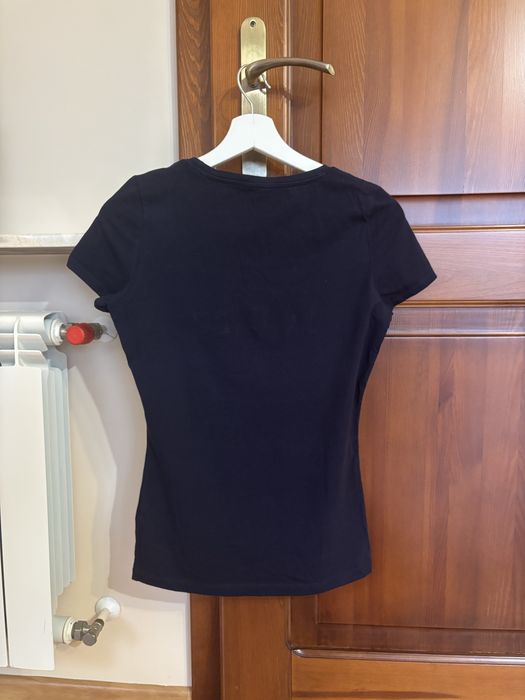 Damski t-shirt z napisem Guess
