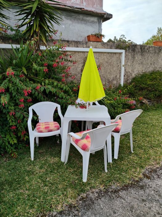 Dois conjuntos de mesa e quatro cadeiras