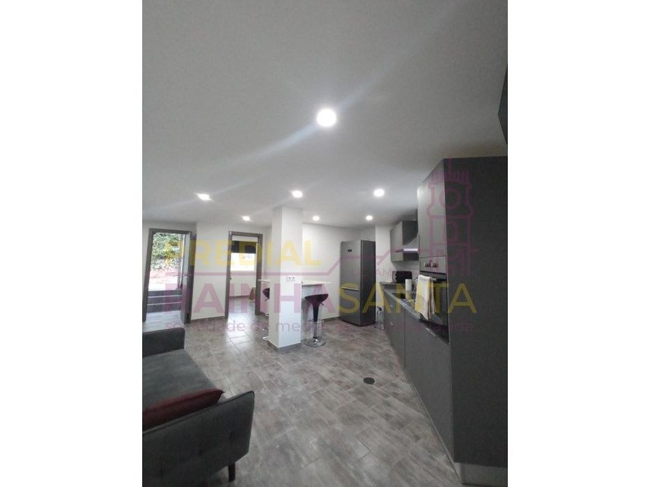 Prédio c/ três apartamentos T4 e lavandaria - Coimbra