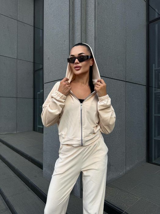 Велюровий жіночий костюм