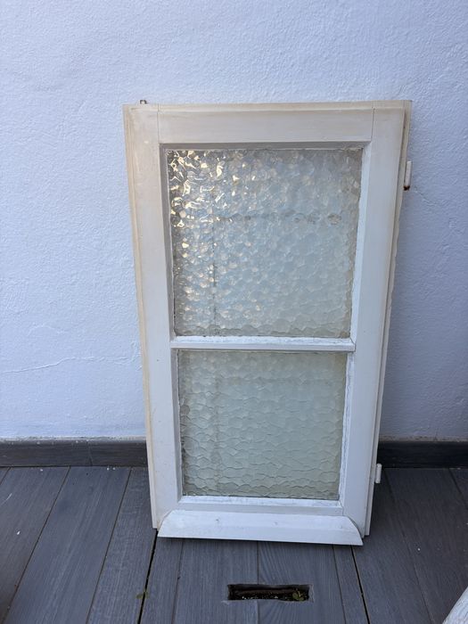 Janela em madeira maciça vintage, com postigo e vidro texturizado [45x83 cm]