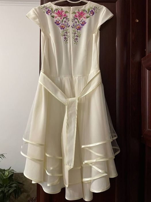 Продам вишиту сукню