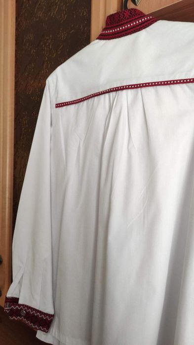 Продам вишиту сорочку та білу сорочку для хлопчика 9-10 років
