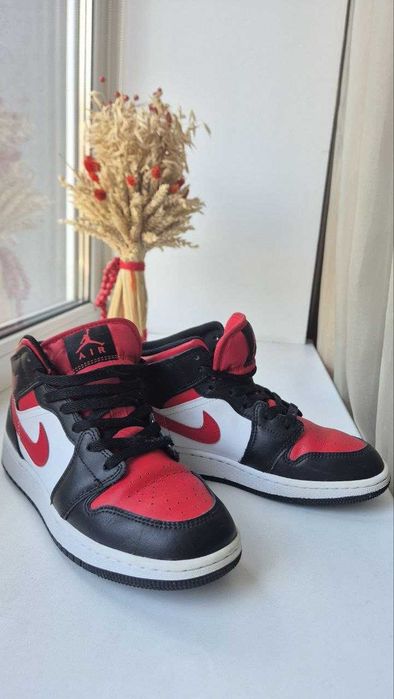 Оригінальні Air Jordan 1 Mid "Bred Toe" (розмір 36,5)