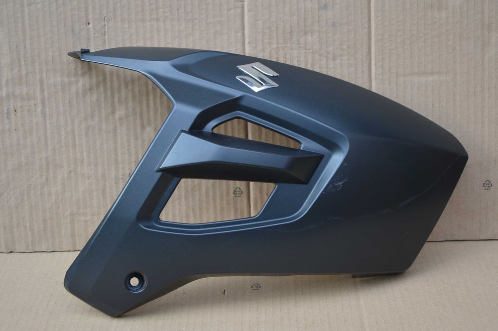 Suzuki DL 1000 '14r+ OWIEWKA osłona prawa emblemat