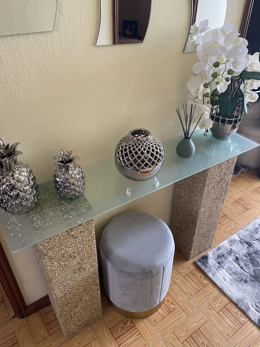 Móvel de decoracao em pedra granitica com vidro fosco